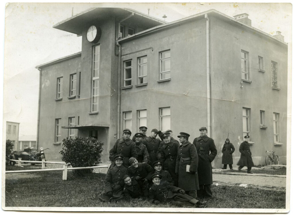 Antanas Mikutis (stovi pirmas iš dešinės) su 14 oro šaulių kursų kariais (1939)