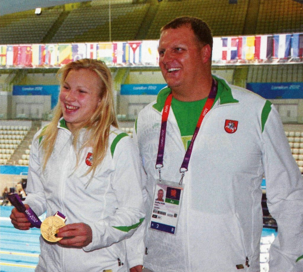 2012 olimpinių žaidynių Londone plaukimo čempionė R. Meilutytė su treneriu Dž. Rudu (J. Rudd)